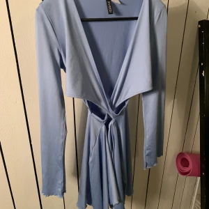 Blå cut out klänning - En cut out klänning jag köpte på hm förra året som jag bara använt en gång sen dess trotts att den är jättefin och i nyskick