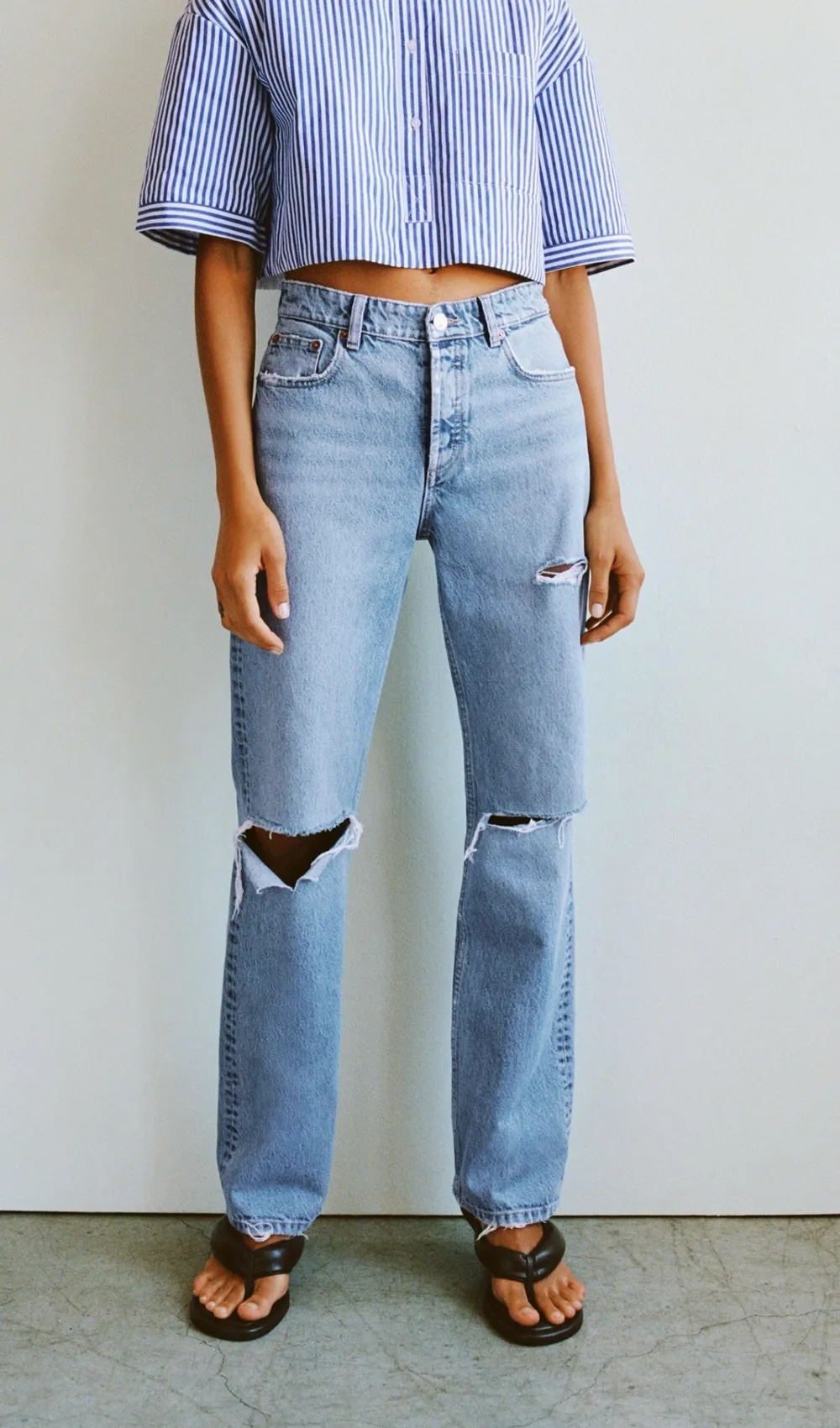 Raka jeans med slitningar . Jeans & Byxor.