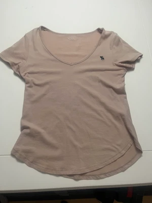 T-shirt  - Mysig tröja men passar ej mig i smaken längre  Använd fåtal gånger 