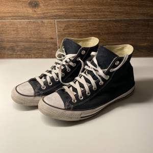 Converse Svarta Herr strl 42. Är använda en del. Skick: 5/10. Inte använda på 7/8 månader