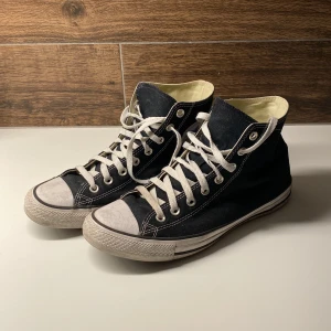 Converse Svarta Herr strl 42 - Converse Svarta Herr strl 42. Är använda en del. Skick: 5/10. Inte använda på 7/8 månader