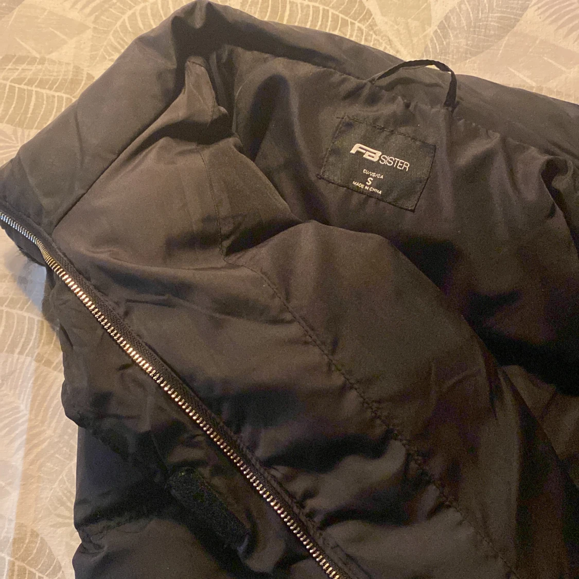 Svart dun väst - 90