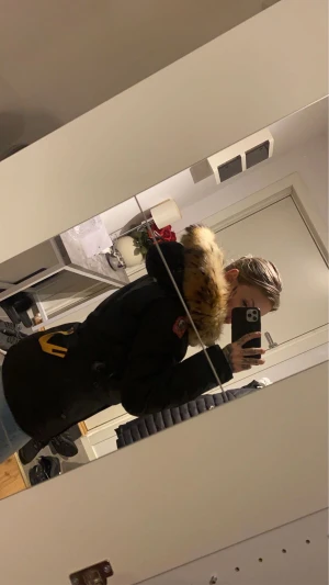 Para jumper Doris  - Jätte fin para jumper jacka! I perfekt skick inga defekter eller liknande. Värmer super bra inför vintern, pälsen är en av de finaste jag sätt ! Vid frågor hör av dig