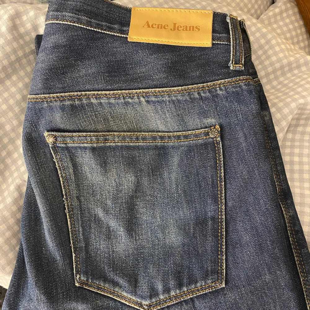 Snygga Acne jeans i storlek 33/34⭐️😽😽Sitter bra på mig (lite stora i midjan) och jag är 177 cm lång och bär vanligtvis M/38 i alla plagg💌. Jeans & Byxor.