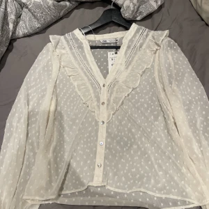 Blus  - En vit zara blus som aldig har används 