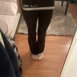 Pink 2000’s yoga pants❤️‍🔥❤️‍🔥 - Säljer nu mina så snygga yoga pants från Pinks gamla kollektion. Sparsamt använda och i gott skick!❤️‍🔥🤩