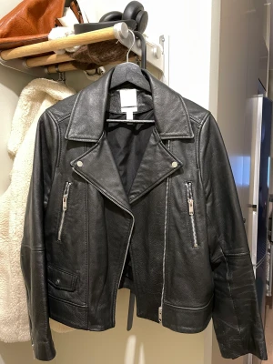 Läderjacka H&M - Skinnjacka i äkta läder från H&M! Säljer pga för liten. I fint skick, storlek 40.  800 kr eller högstbjudande! 