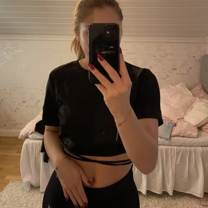 Blus - Så så fin ”satin” topp som tyvärr inte kommer till användning. Fint skick då jag använt den få gånger. Från Gina tricot i storlek 36, säljer för 150kr + frakt 🩵