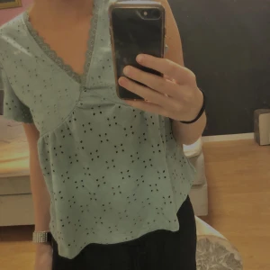 Blus - En grön fin blus i storlek s men passar M , på bild 1 ser man färgen mer än på bild 2. Den är ej använd och säljer den pgr av att det va lite för stor . 