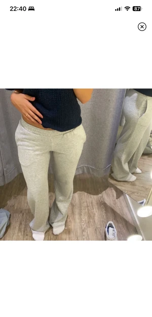 Bikbok mjukisbyxor - Säljer dessa super snygga lågmidjade mjukisbyxor från bikbok. De har inga defekter och är endast använda ett par gånger, har dom även i svart💗