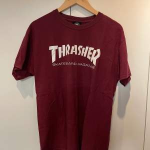 Aubergin färgad t-shirt från thrasher. Sparsamt använd. Storlek L.