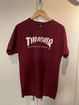 Thrasher t-shirt - Aubergin färgad t-shirt från thrasher. Sparsamt använd. Storlek L.