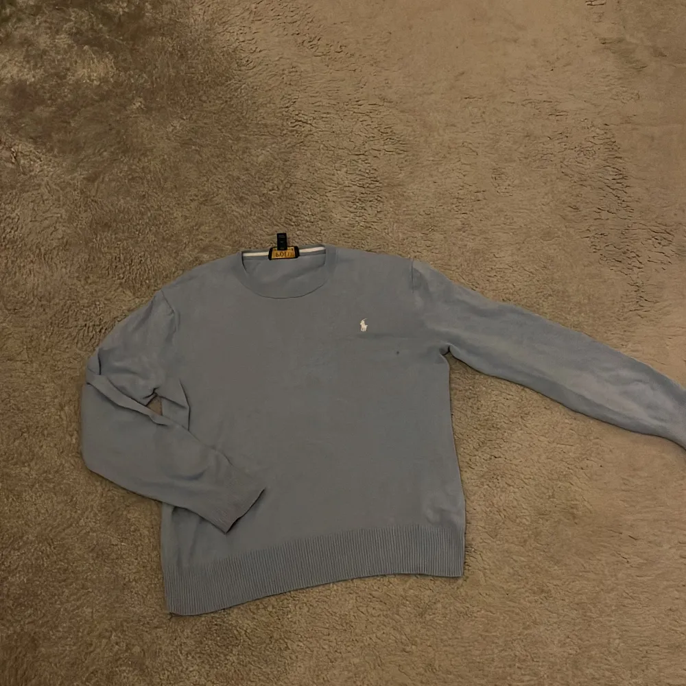 Storlek på tröjan xs passar s snygg blå färg. Tröjor & Koftor.