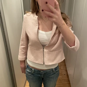 Tweedkofta  - Gullig rosa tweedkofta med trekvartsärmar