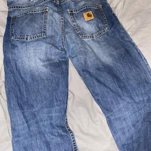 Säljer dessa jeans från märket carhartt. Storlek 33x32 enligt lappen.
