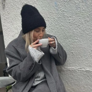 Mörkgrå och svart mössa  - Oanvända 