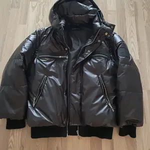 Thermochromic Convertible Puffer jacka från racer worldwide. Utmärkt Condition, knappt använd. Köpt på racer worldwides hemsida förra året. Jackans material ändrar färg efter temperatur. Jackans luva och ärmar går att ta bort och sätta på igen som en väst