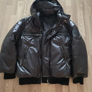 Racerworldwide puffer jacket - Thermochromic Convertible Puffer jacka från racer worldwide. Utmärkt Condition, knappt använd. Köpt på racer worldwides hemsida förra året. Jackans material ändrar färg efter temperatur. Jackans luva och ärmar går att ta bort och sätta på igen som en väst