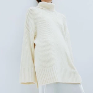 Helt ny vit ull polotröja från HM premium strl S - Helt ny och endast testad, superfin och trendig! Materialet är en ullblandning, nypris var 799, säljer för 549💞