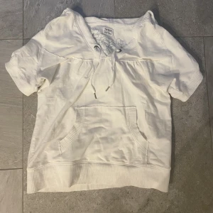 Kortärmad Hoodie - Superfin kortärmad hoodie Perfekt till vintern Använd fåtal gånger Nyskick