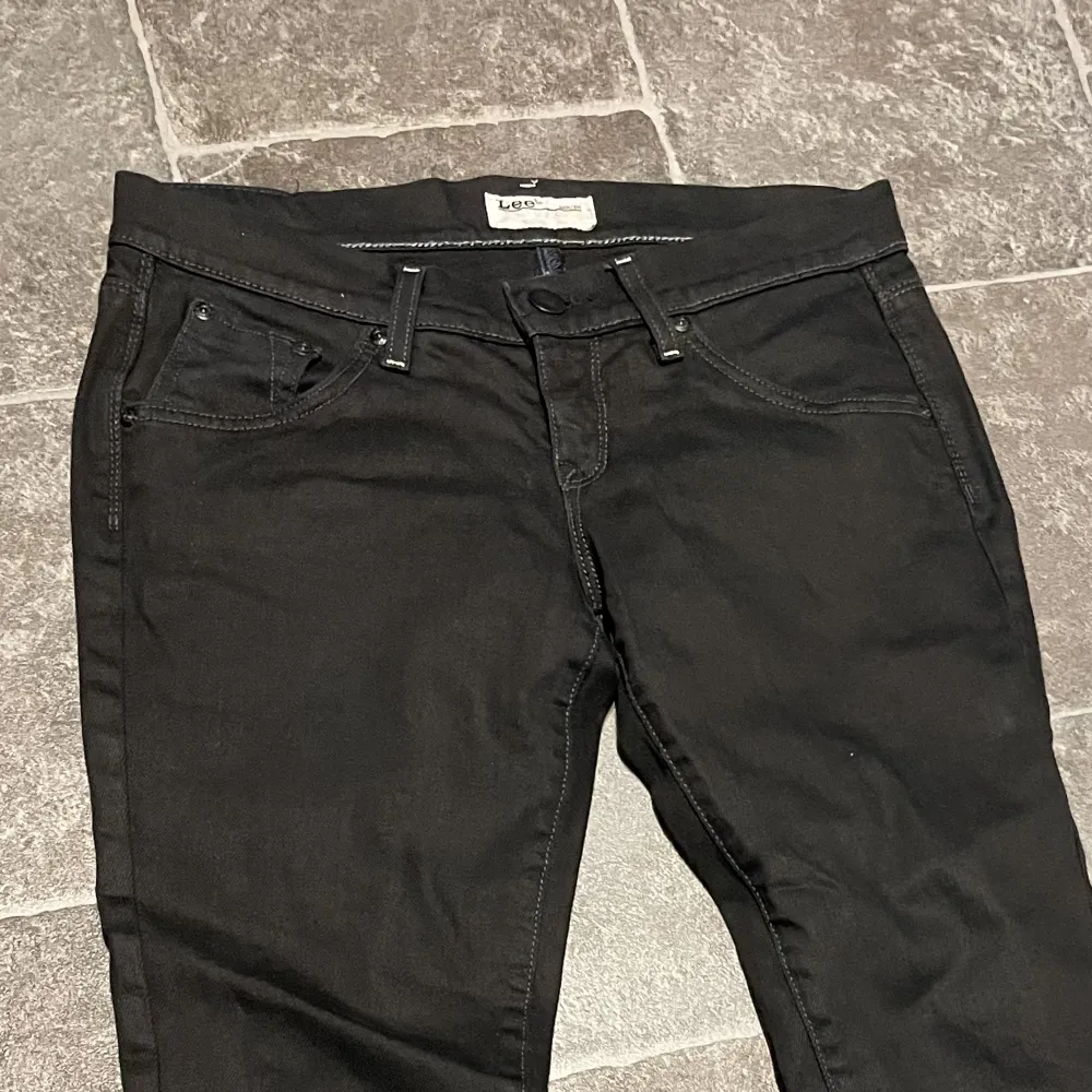 Mer Jeans strl. 38/M, det finns en liten klippt slits nere vid benen. Jeans & Byxor.