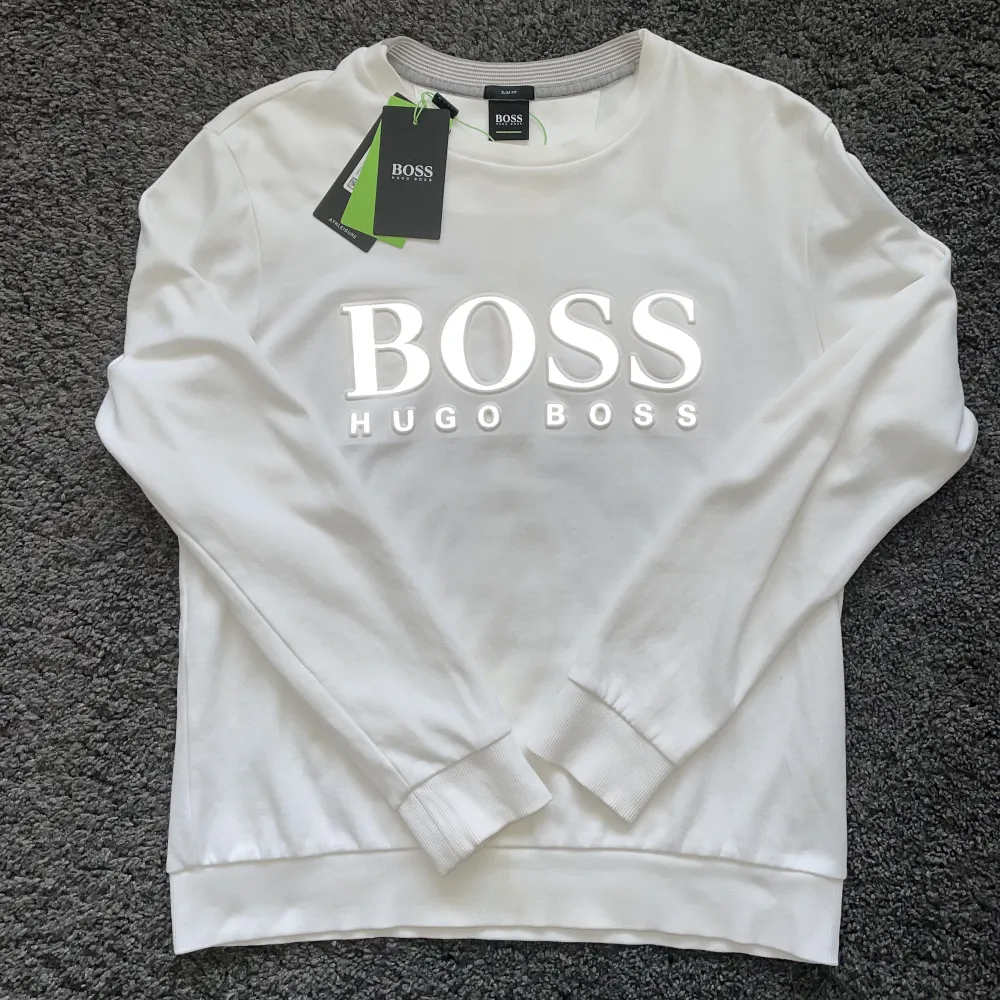 En väldigt sällsynt Hugo boss tröja limited edition. Går inte att få tag på längre. Det är 10/10 skick, inga fel eller defekter. . Tröjor & Koftor.