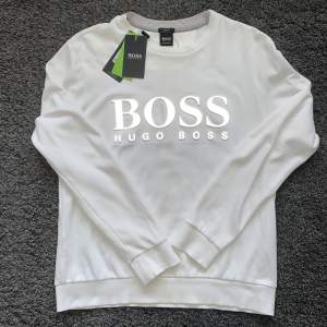 En väldigt sällsynt Hugo boss tröja limited edition. Går inte att få tag på längre. Det är 10/10 skick, inga fel eller defekter. 