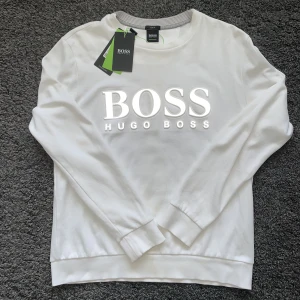 Hugo boss sweatshirt - En väldigt sällsynt Hugo boss tröja limited edition. Går inte att få tag på längre. Det är 10/10 skick, inga fel eller defekter. 