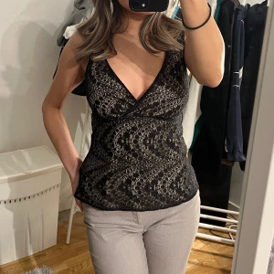 Topp/linne - Jättefin topp som aldrig kommit till användning. Köpt secondhand, storlek M men passar mig som har S