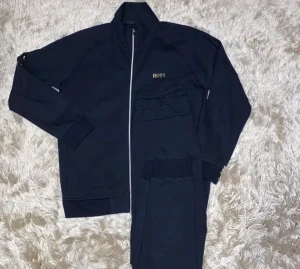 Hugo boss dress  - Dressen är tyvärr för liten för mig men är i fint skick köptes på johnells 2021 sen dess har den använts 5/6 gånger Max för mer info kom pm, mvh Ramsan.