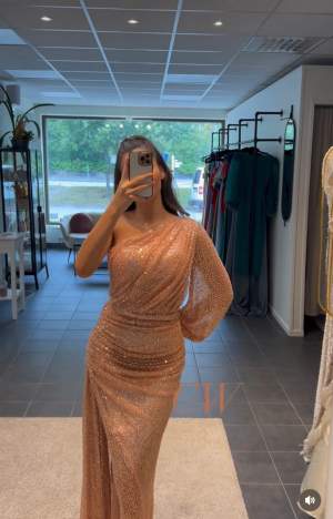 ”Tight exclusive dress with peachy pearls”. Säljer denna fina klänning, köpt på Cuterwear i Stockholm. Använd endast en kväll. Storlek 36.