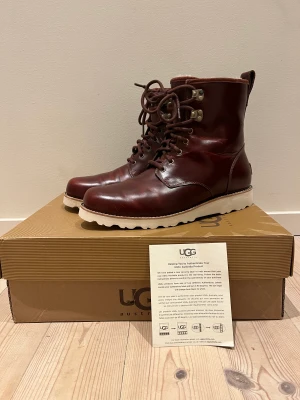 Uggs - Uggs kängor herr. Endast provade och aldrig använda. Storlek USA 11 / EU 44,5. Nypris ca 2200kr, säljes för 900kr. Finns i Tyresö, skickas mot fraktkostnad.