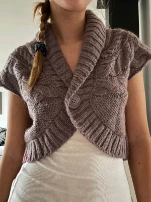 Stickad kofta - Söt kortärmad kofta, den är grå men med lite lila färg