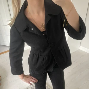 Jacka/kofta  - Jätte snygg jacka med trekvartärmar, passar både som tunnare jacka och kofta. Är mycket tjockare än vad de ser ut 💓 köpt i Paris för 900