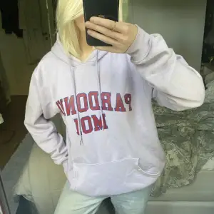 Lila hoodie med tryck i storlek M från Carlings, som ej kommer till användning !💕 (herrmodell)