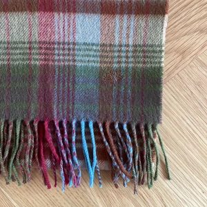 Mulberry halsduk - Kasmir/Merinoull - Klassisk halsduk från Mulberry ❤️Jätte skön och mjuk (53% kashmir, 47% merinoull). Har stått mest i lådan, inga anmärkningar.