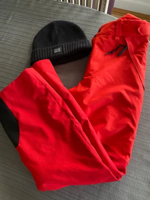 PeakPerformance termobyxor och mössa - Storlek 160 Lite repiga på ena benet( längst ner)