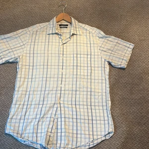 Shirt Merkur  - Jag säljer den skjorta som är gjord av egyptiska bomul. Det är blivit avända lite. Jag vill sälja den för 90 kr 