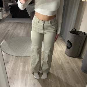 Beiga jeans från h&m i mycket fint skick. Stretchigt material i storlek 38!