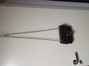 Handväska  - En svart handväska från ur & penn med silvrig kedja, har två fack ett lite fack och ett stort i väskan. Bra skick använt några gånger.