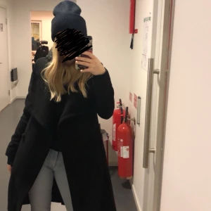Svart kappa - Säljer denna svarta kappa då den inte används, i bra skick. Använd fåtal gånger! Priset kan diskuteras!