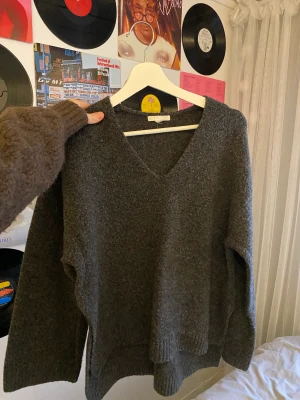 Stickad tröja - Passar till allt. Gråspräcklig färg. Storleken är borta men passar mig som är s/m. Beror på hur mna vill att den ska sitta. Hör av dig om du undrar något.
