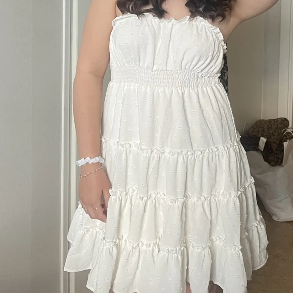En jättefin vit klänning som jag hade på skolavslutningen i 8an. Jag har endast använt den vid det tillfället och har ingen användning av den nu💓 kom privat vid frågor och funderingar. Klänningar.