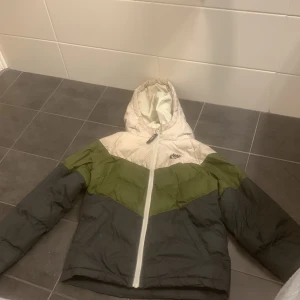 Nike vinterjacka - Jag säljer min Nike vinter jacka för att den inte är till användning. Den är i bra skick och har bara några skråmor som går att fixa. Pris kan diskuteras