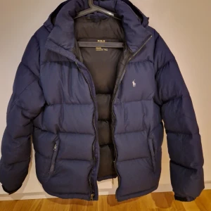 Ralph Lauren Vinterjacka Navy - Helt ny Navy blue ralph lauren vinterjacka. Mycket varm och skön dunjacka.   Kan mötas upp i Stockholm. Annars 1-3 dagar frakt enligt överenskommelse 