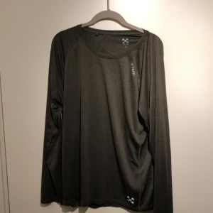 X-trail träningströja - Hej,   Säljer en sporttröjoa då jag inte använder den längre. Helt perfekt skick. 