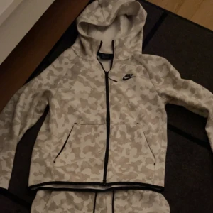 Nike tech - Nike tech storlek S, köpt från foot locker för 1 och ett halvt år sen för 2800kr