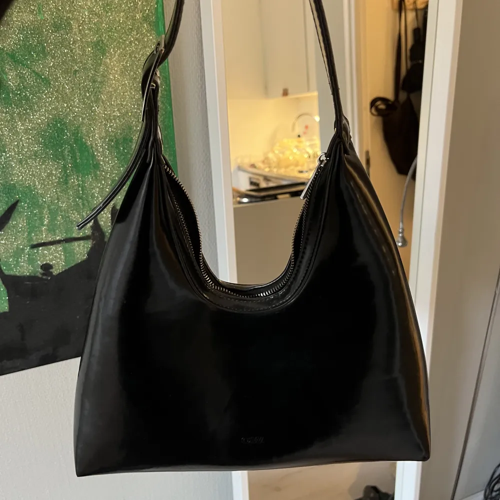 Säljer min balla väska från carin wester pga använder så sällan. Första och sista bilden är lånade från @idalouiseloebbert Instagram för att se en helhets bild! Hoppas det kan komma till användning! 🖤 nypris: 499:-. Väskor.