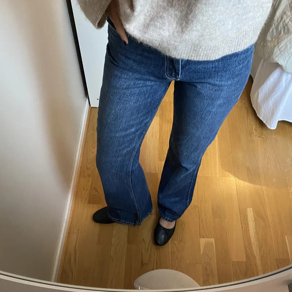 Bootcut jeans från zara. Nyskick. *Köparen står för frakt . Jeans & Byxor.