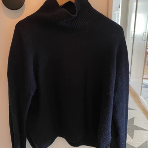 Arket tröja mörkblå  -  mörkblå Arket tröja stickad med liten polokrage  